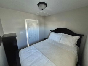 2 habitaciones, tabla de planchar con plancha, wifi y ropa de cama