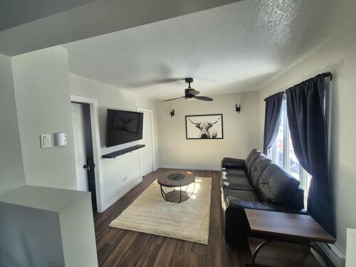 Soul Tides   
Cozy ocean view home! Close to amenities. 8 minutes from ferry.