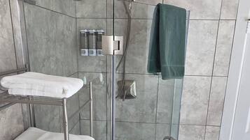Douche, sĂšche-cheveux, serviettes fournies, savon
