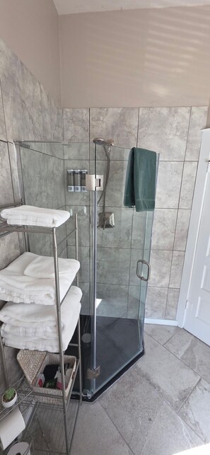 Een douche, een haardroger, handdoeken, zeep