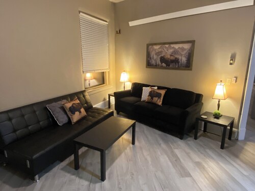 Bison Reserve Suite - Spacious 1-BR with Fall River/Hot Springs Waterfall Views