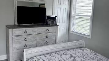 4 bedrooms, iron/ironing board, WiFi, bed sheets