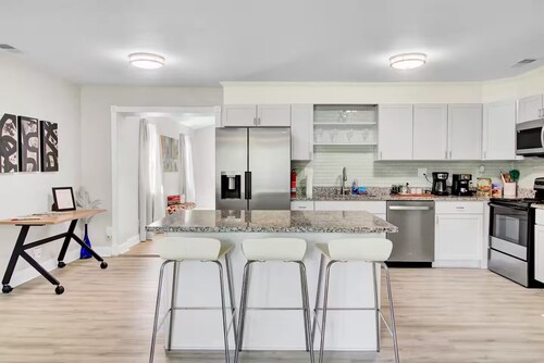 Pet-friendly 4-bedroom house AC and WIFI