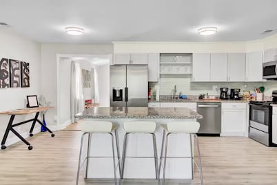 Pet-friendly 4-bedroom house AC and WIFI