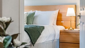 3 bedrooms, desk, iron/ironing board, travel cot - Dawnbreak | Sunrise Balcony & Resort Pool (Cairns City)