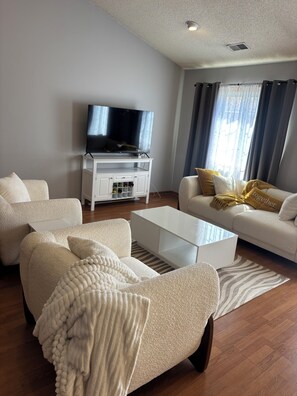 Living area - 2-bedroom townhome in delightful Shakopee with AC comfort (Shakopee)