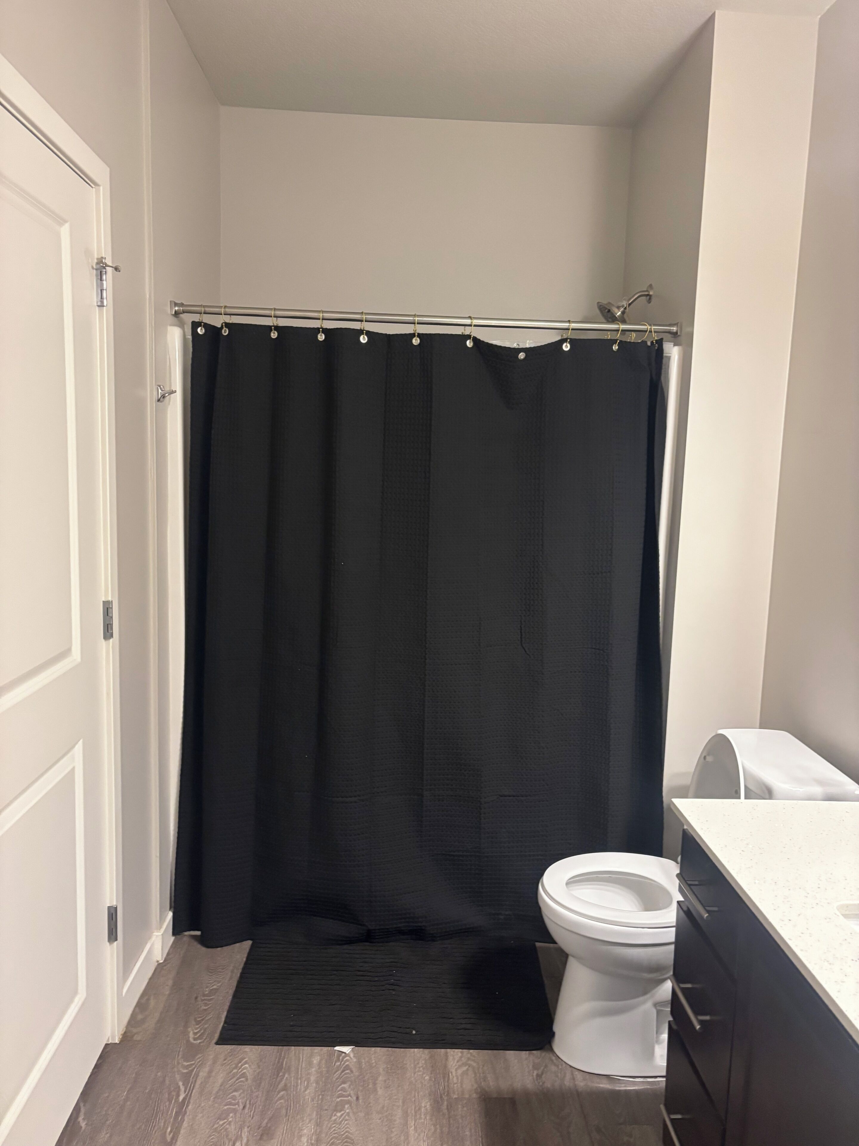 Serviettes fournies, papier toilette