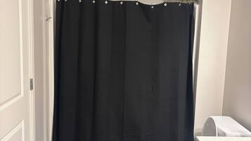 Serviettes fournies, papier toilette