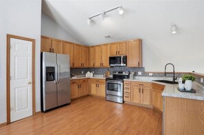 Private kitchen - 2-bedroom townhome in delightful Shakopee with AC comfort (Shakopee)