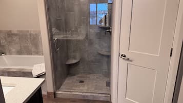 Douche, sĂšche-cheveux, serviettes fournies, savon