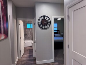 4 bedrooms, iron/ironing board, free WiFi, bed sheets - Spacious 4-bedroom house in charming Page with Indoor boat parking! (Page)