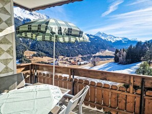 Outdoor dining - Cosy apartment for 4 guests with WIFI, pool, TV, balcony, pets allowed and panoramic view (Salux)