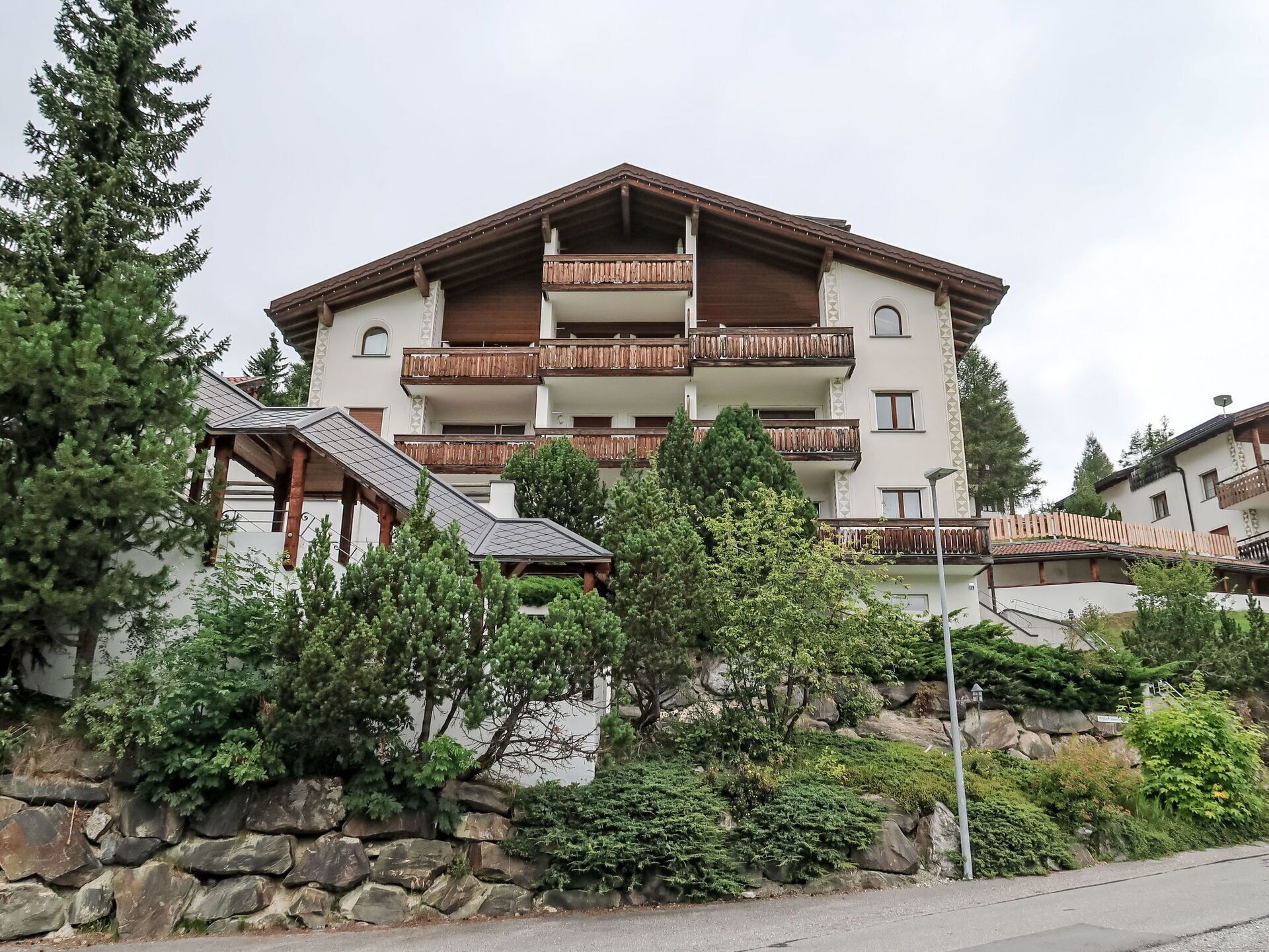 Pflanze, Himmel, Gebäude, Fenster, Haus, Grundstueck, Baum, Urban Design, Grundeigentum, Wolke