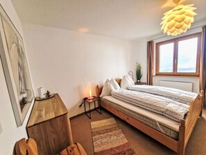 Room - Cosy apartment for 4 guests with WIFI, pool, TV, balcony, pets allowed and panoramic view (Salux)