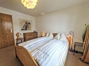 Room - Cosy apartment for 4 guests with WIFI, pool, TV, balcony, pets allowed and panoramic view (Salux)