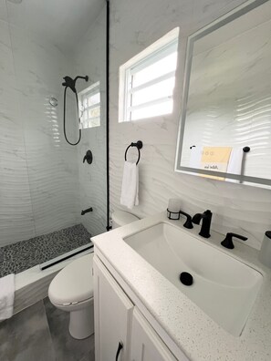 Shower, hair dryer, towels, toilet paper - Cozy 1-bedroom apartment in lovely Osbourn with AC (Osbourn)