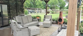 3-bedroom Cottage in the small Country town of Trinidad! Eat/Swim/Relax! REPEAT!