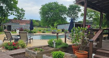 3-bedroom Cottage in the small Country town of Trinidad! Eat/Swim/Relax! REPEAT!