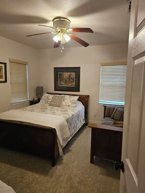 3 habitaciones, tabla de planchar con plancha, wifi y ropa de cama