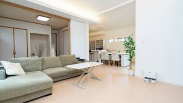 Casa Comfort, 3 camere da letto, non fumatori, vista montagna | Area soggiorno | TV a schermo piatto 48 pollici con canali digitali