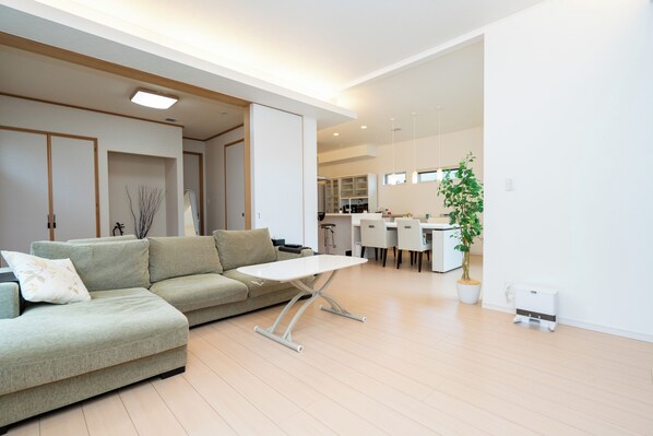 Casa Comfort, 3 camere da letto, non fumatori, vista montagna | Area soggiorno | TV a schermo piatto 48 pollici con canali digitali