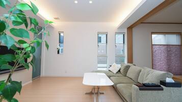 Comfort House, 3 Bedrooms, Non Smoking, Mountain View | Living area | 48-inch flat-screen TV with digital channels
