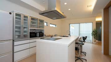 Nhà tiện nghi đơn giản, 3 phòng ngủ, không hút thuốc, quang cảnh núi | Bếp riêng | Tủ lạnh, lò vi sóng, lò nướng, bếp nấu