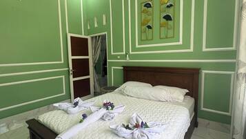 Kamar Double Klasik | Meja kerja dan ruang kerja ramah laptop