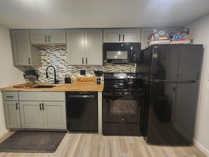 Private kitchen - Quaint -2-bedroom house in  Lancaster with cool AC breeze (Lancaster)