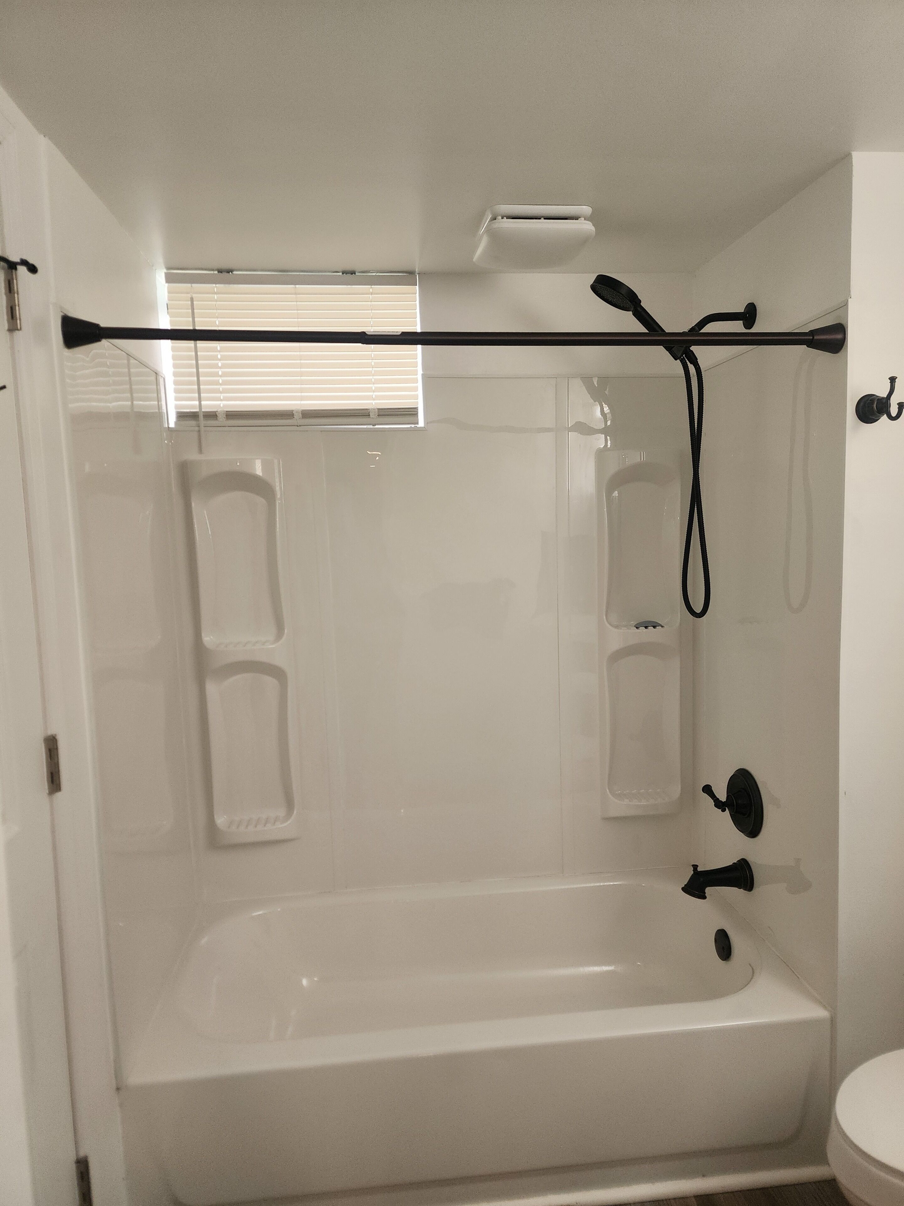 Haartrockner, Handtücher, Seife, Toilettenpapier