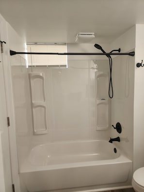 Haartrockner, Handtücher, Seife, Toilettenpapier