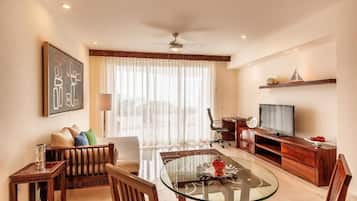 Suite Junior, balkon, pemandangan laut | Area keluarga | Smart TV