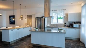 Penthouse Mewah, pemandangan samudra | Dapur pribadi | Mesin pembuat kopi/teh dan peralatan masak/sendok-piring