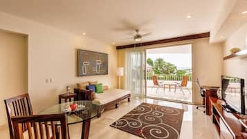 Suite Junior, balkon, pemandangan laut | Area keluarga | Smart TV