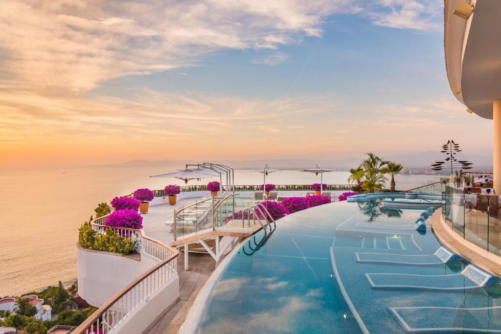 4 outdoor pools