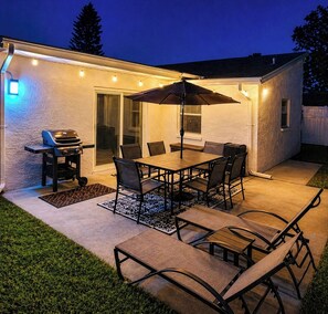 Outdoor dining - Luxe Coastal Retreat • 12 Min to Beach • Private Yard w/Games (Clearwater)