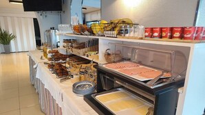 Montaje de bufé con diferentes alimentos y utensilios.