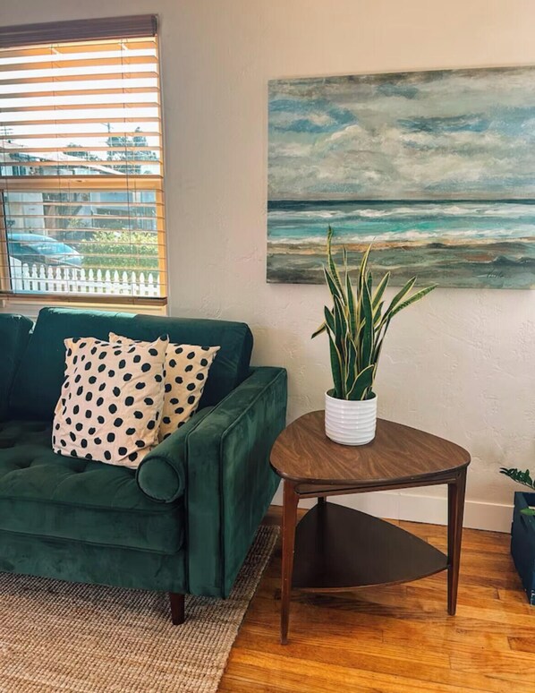 Living area - Charming 1BR bungalow in sunny Ocean Beach with yard (San Diego)