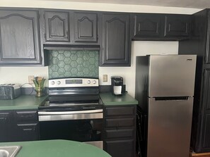 Private kitchen - 2-bedroom, 1-bath, cottage, centrally-located and one block from Hampton Beach (Hampton)