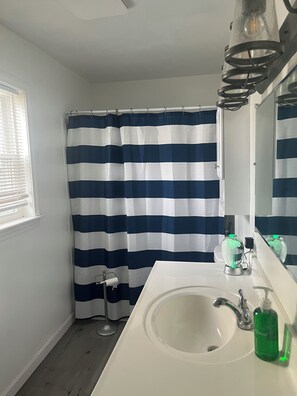 Bathroom - 2-bedroom, 1-bath, cottage, centrally-located and one block from Hampton Beach (Hampton)