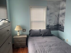 Room - 2-bedroom, 1-bath, cottage, centrally-located and one block from Hampton Beach (Hampton)