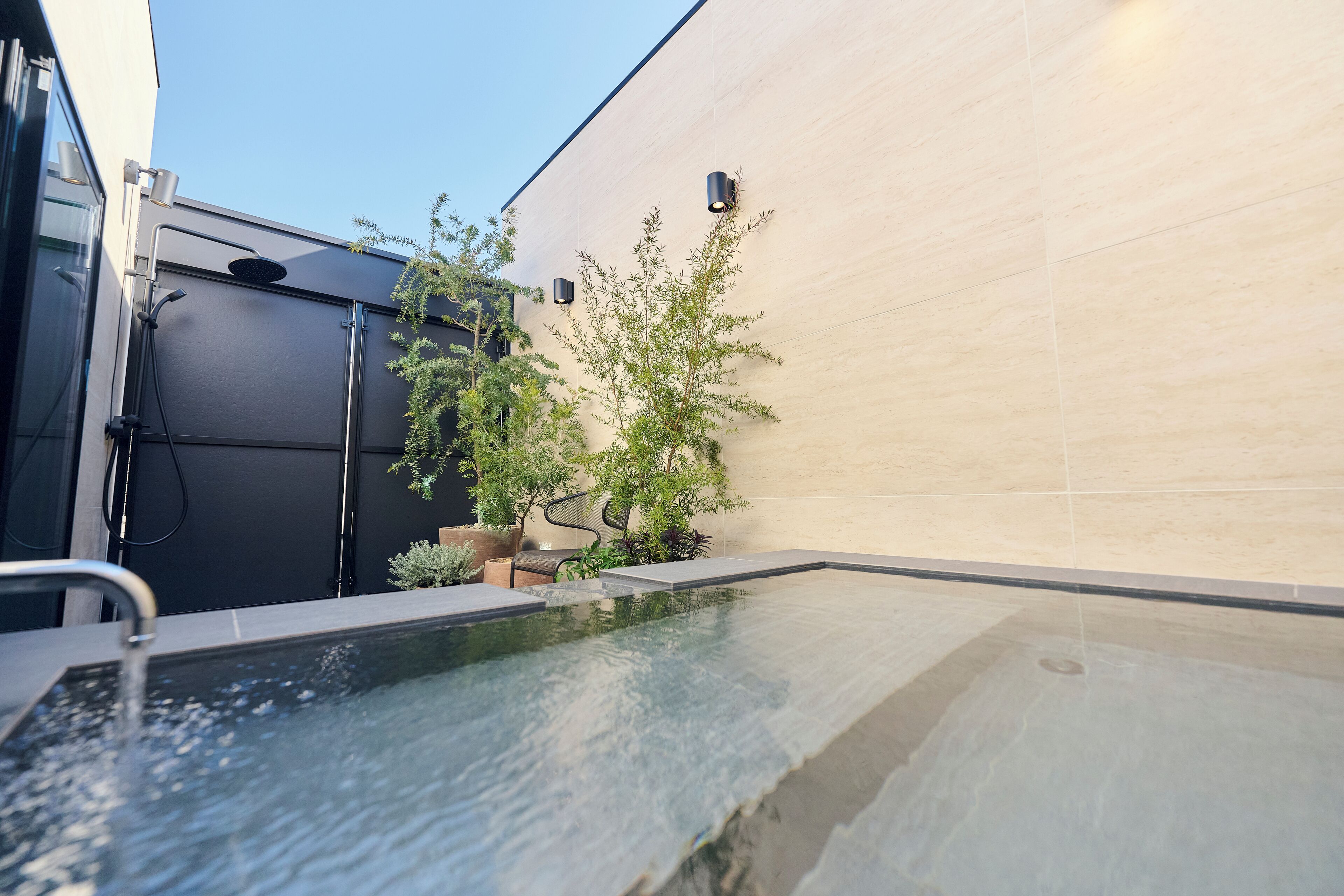 Luxury Villa | Bathroom | Separate tub and shower, free toiletries, hair dryer, slippers