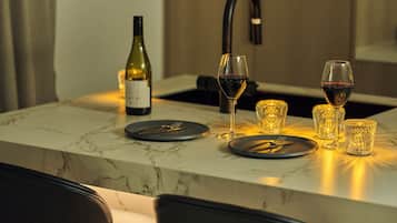 Villa Luxe | Cuisine privée | Réfrigérateur, micro-ondes, plaque de cuisson, bouilloire électrique