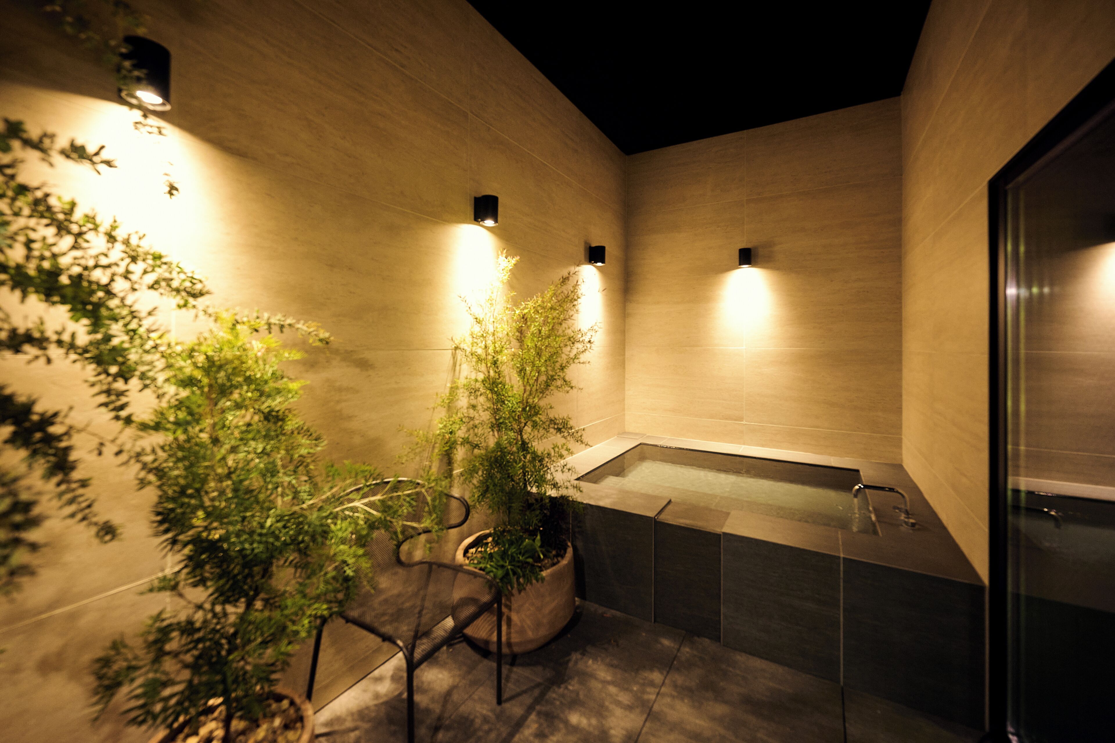 Outdoor spa tub