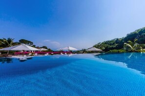 3 Außenpools, Cabañas (kostenlos), Sonnenschirme