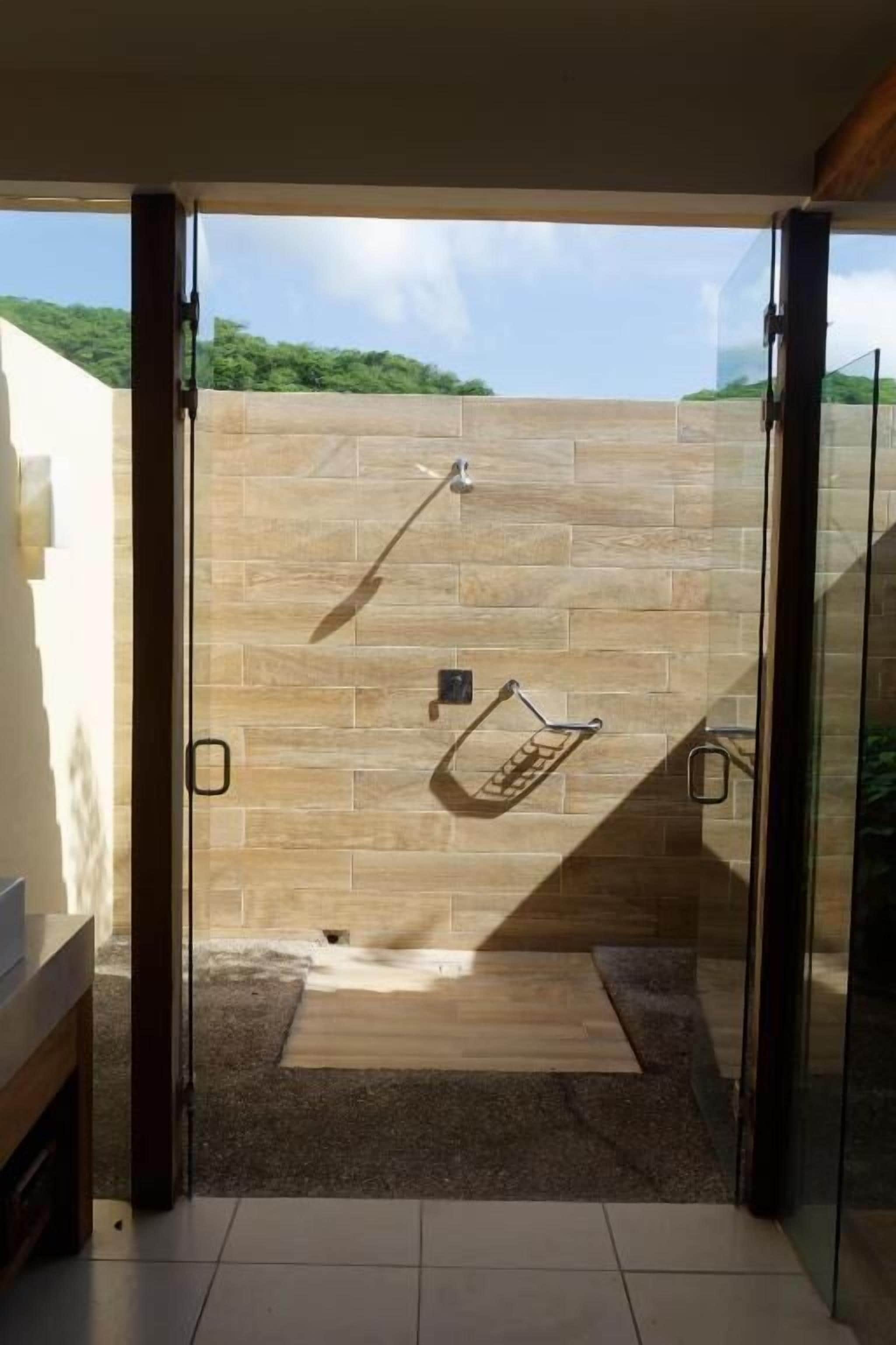 Superior Suite, Balcony | Bathroom