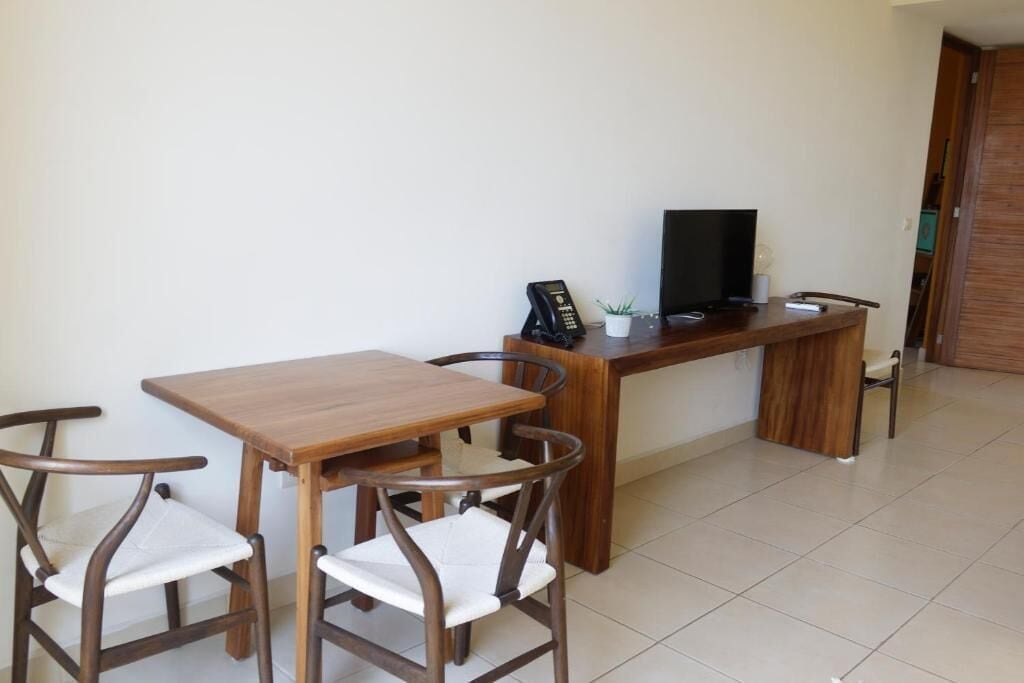 Superior Suite, Balcony | Dining