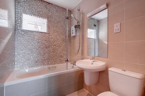 Hair dryer, towels - Avocet 2 is a stylish coastal apartment offering uninterrupted sea views (Brixham)