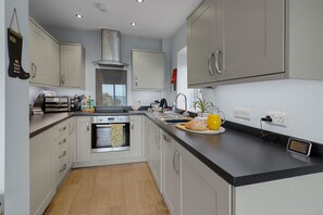 Fridge, microwave, oven, dishwasher - Avocet 2 is a stylish coastal apartment offering uninterrupted sea views (Brixham)