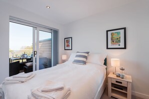 2 bedrooms, iron/ironing board, travel cot, WiFi - Avocet 2 is a stylish coastal apartment offering uninterrupted sea views (Brixham)